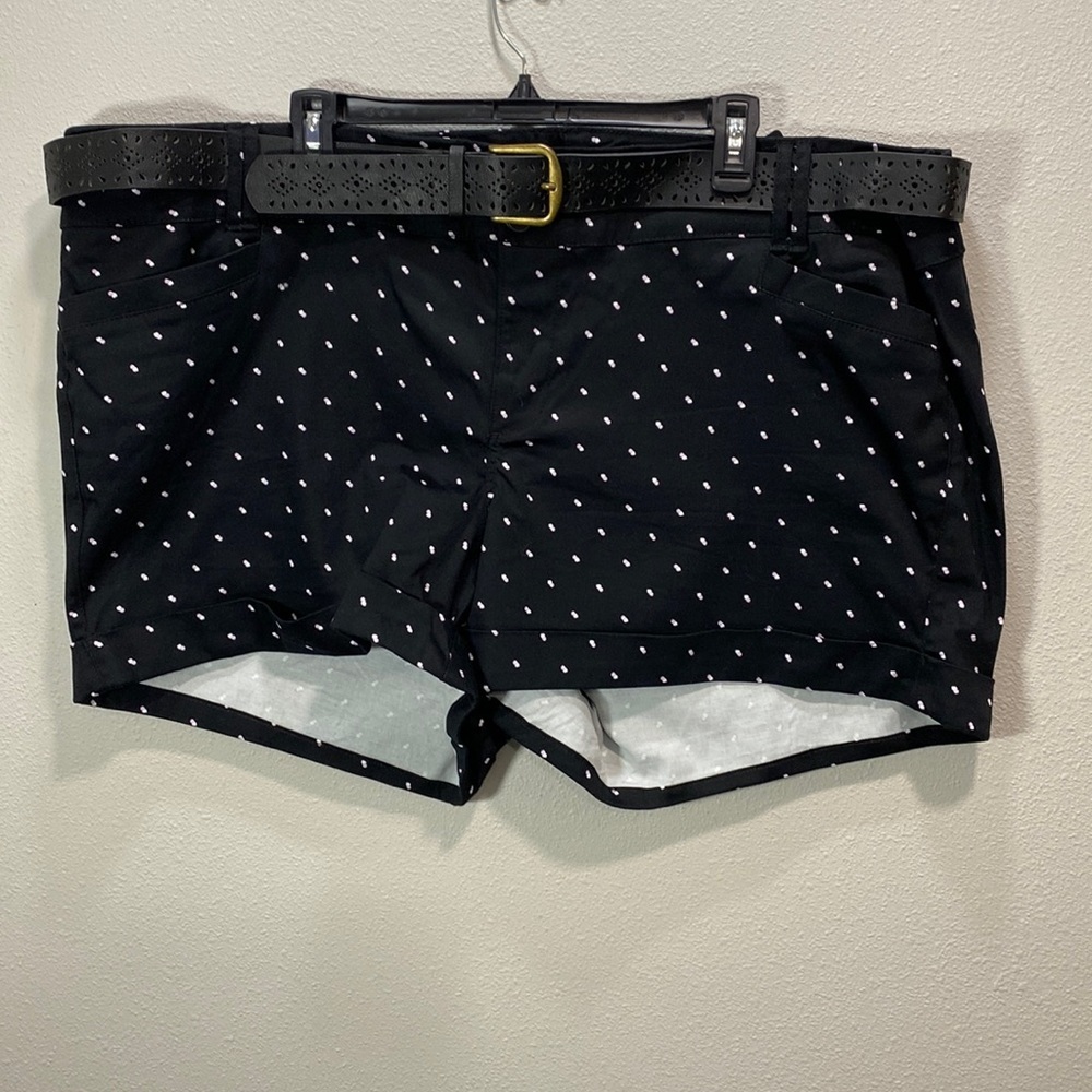 Torrid SATEEN BELTED SHORT - BLACK & PINK DOT